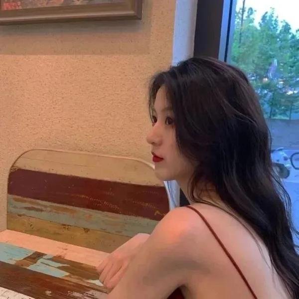 戴流苏耳环的少女